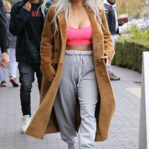 kim-kardashian-wears-a-pink-tube-top-and-sweat-pants-to-grab-some-flowers-on-valentines-day-in-calabasas-california-140218_1