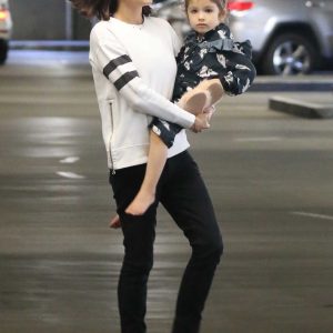 mila-kunis-takes-her-daughter-to-the-library-in-beverly-hills-01-13-2018-1
