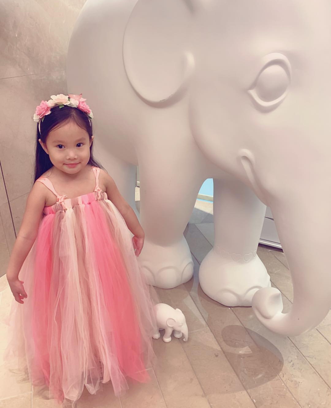 Taiwanese Actress dressed up her daughter