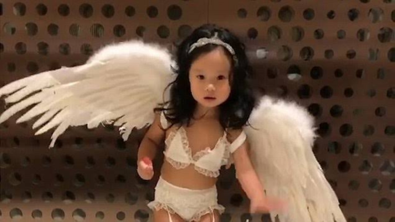 Taiwanese Actress dressed up her daughter