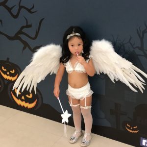 toddler-dresses-up-victorias-secret-angel-3