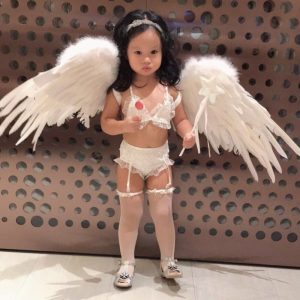 toddler-dresses-up-victorias-secret-angel-5
