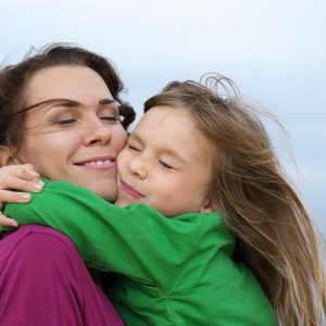 happy-mom-with-kid-620×400