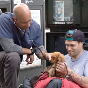 veterinarian-helps-homeless-people-pets-kwane-stewart-17-5e562d371234b__700